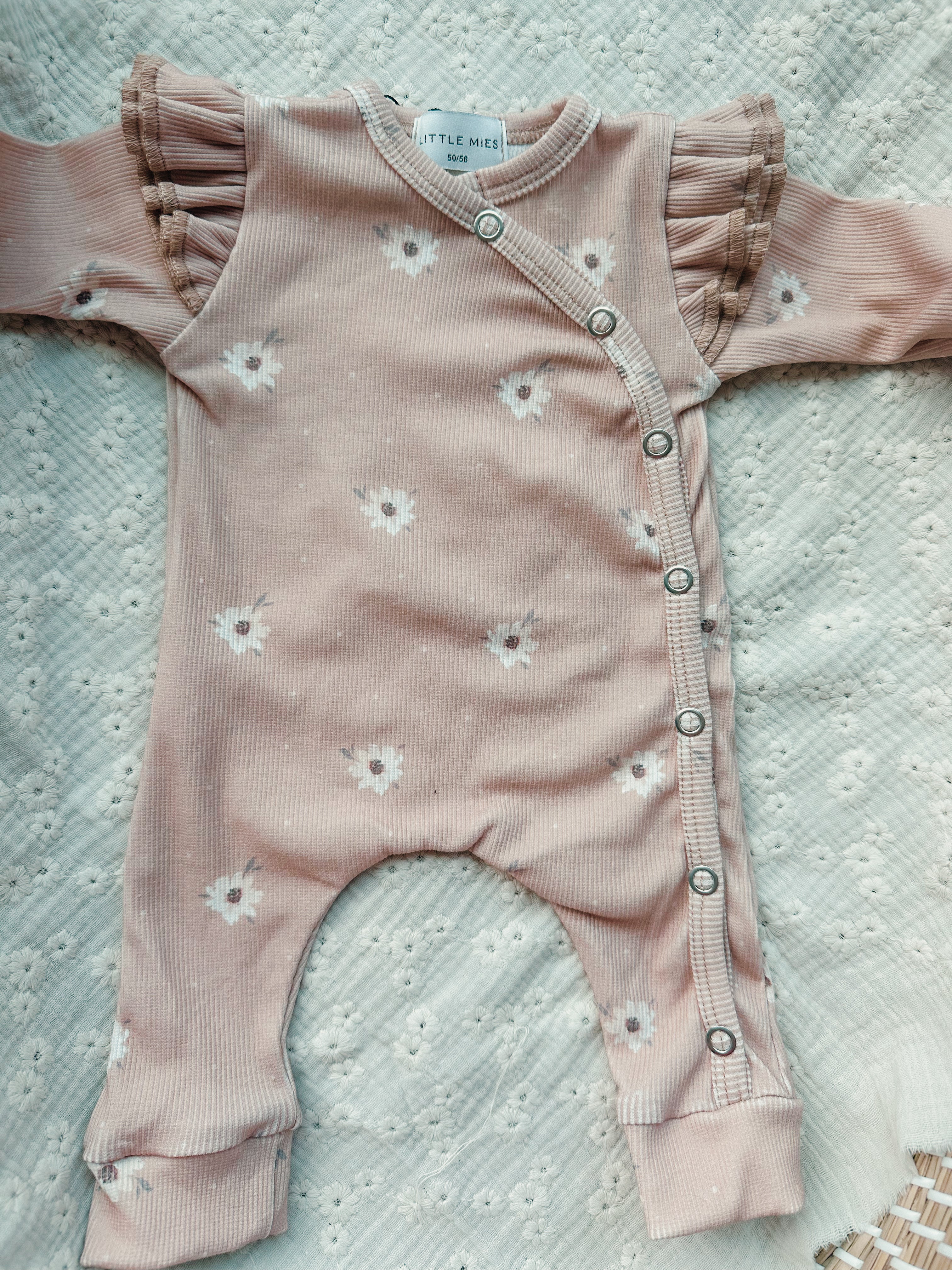 Boxpakje met bloemenprint & ruffle – Nude Flowers maat 50/56